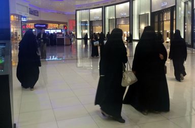 سعوديات في مول (VOA)
