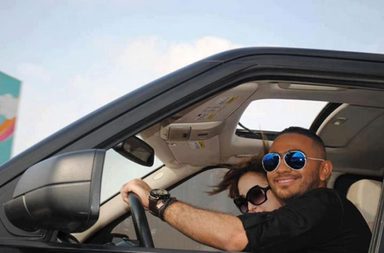 تامر حسني في سيارته الخاصة