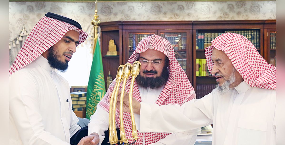 ميكروفونات مذهبة في بيت الله الحرام