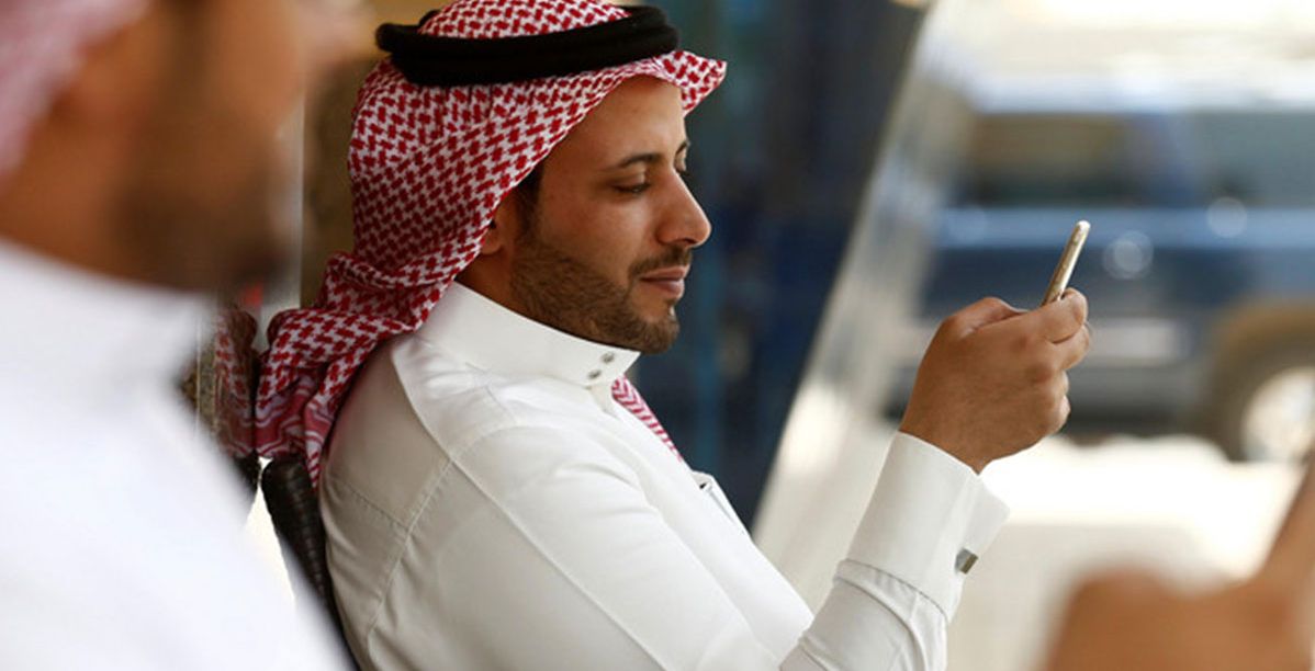 سعودي يتفقد هاتفه