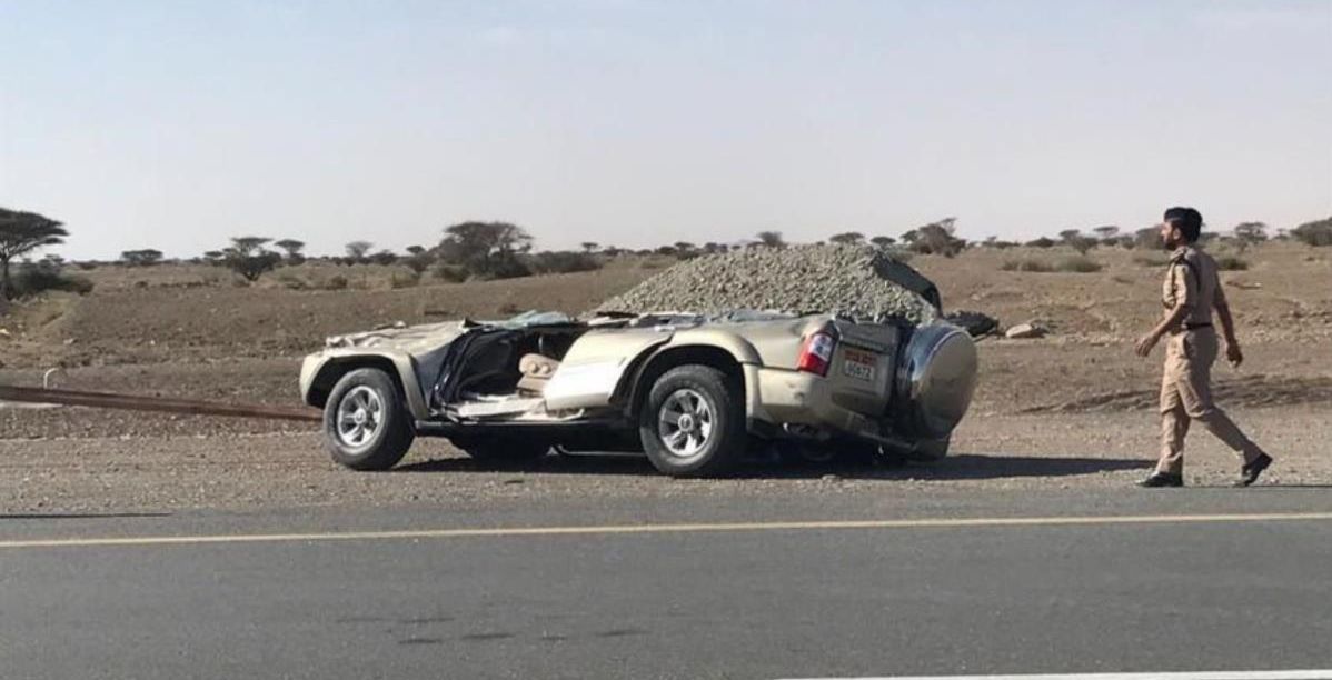 السيارة مطمورة بالحجارة