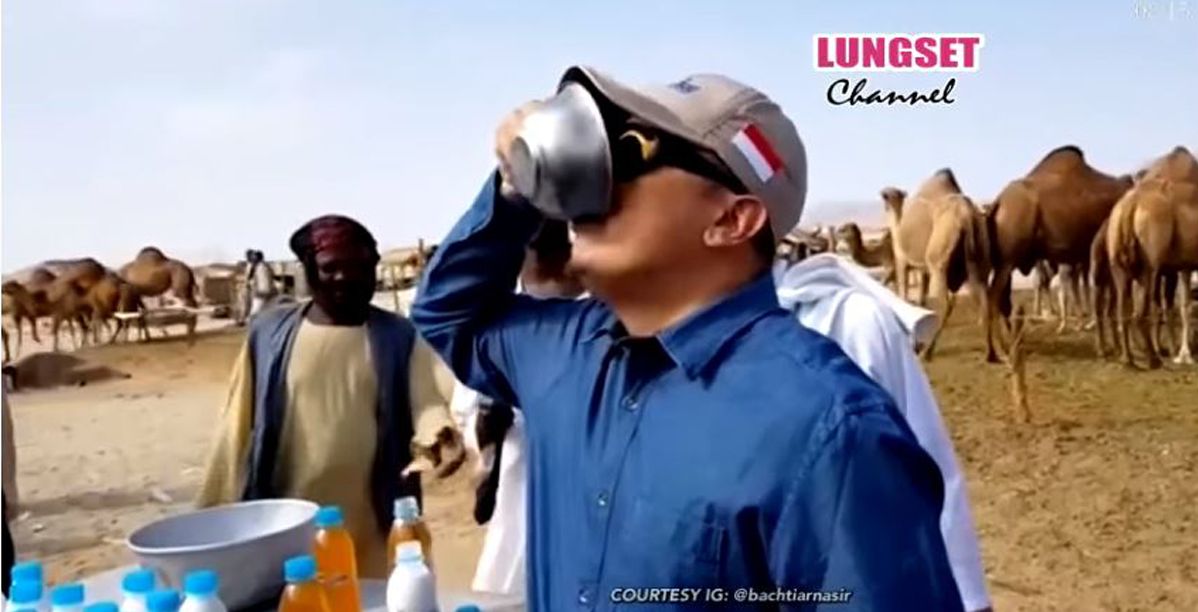 اندونيسي يدعو الى شرب بول الابل