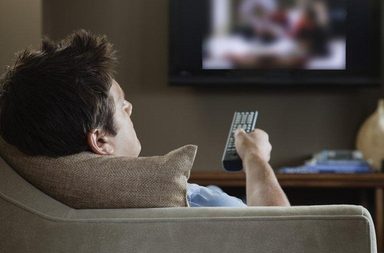 مشاهدة التلفاز تسبب العقم للرجال