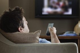 مشاهدة التلفاز تسبب العقم للرجال