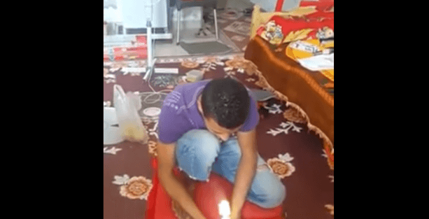 إضاءة لمبة من خلال ثمرتي بطاطس