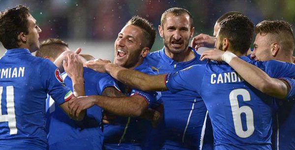 لاعبو المنتخب الايطالي وهم يحتفلون بتسجيل هدف
