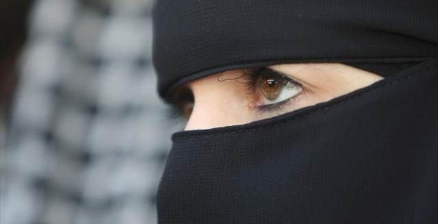 القاء القبض على شاب سعودي يبتز الفتيات