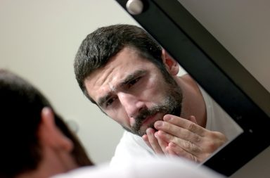 علاج تجاعيد تحت العين للرجال