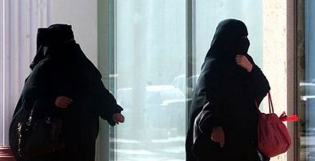فتاتان سعوديتان