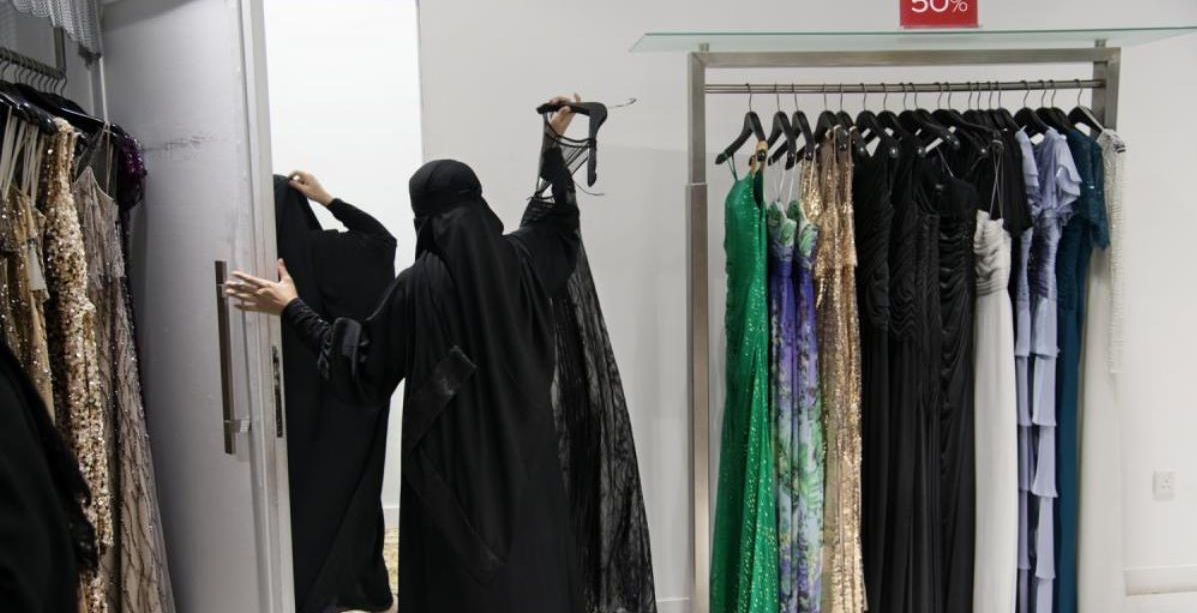 سعودية في محل ألبسة