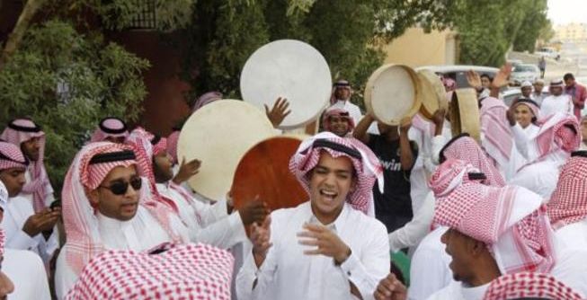 شباب سعوديون في حفل (رويترز)