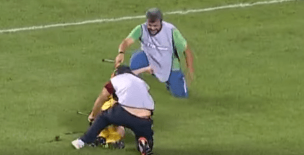 وقوع لاعب عن النقالة بطريقة مضحكة
