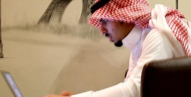 سعودي يعمل على الإنترنت (أسوشييتد برس)