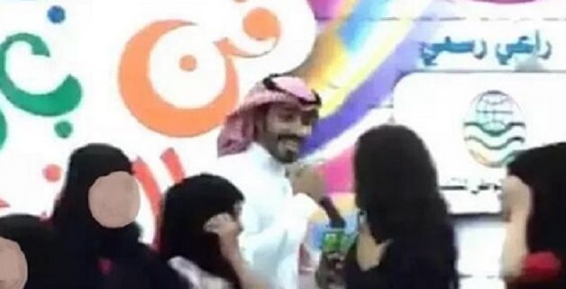 صورة لمقدم المسابقات محمد الفهيد اثارت جدلا (تويتر)