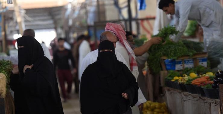 نساء سعوديات يتسوقن في حي منفوحة بالرياض (أ.ف.ب)