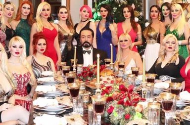 الداعية مع الراقصات