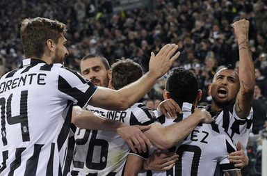 لاعبو يوفنتوس وهم يحتفلون بهدفهم.