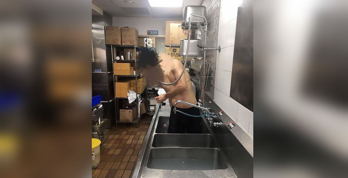موظف يستحم في مطابخ ماكدونالدز