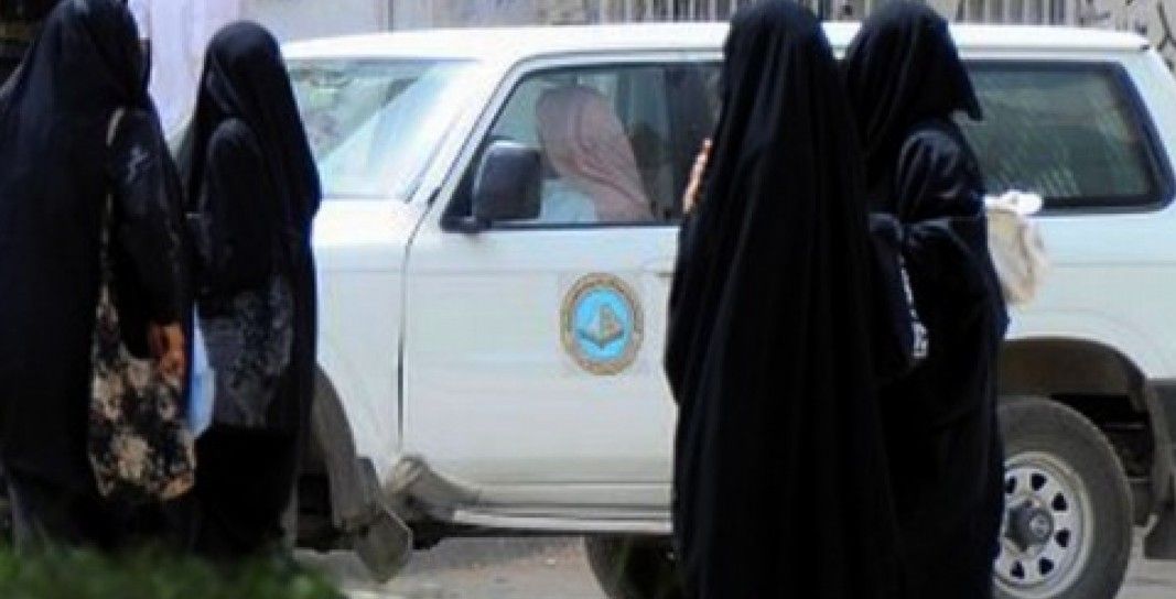 نساء سعوديات وسيارة لرجال الهيئة