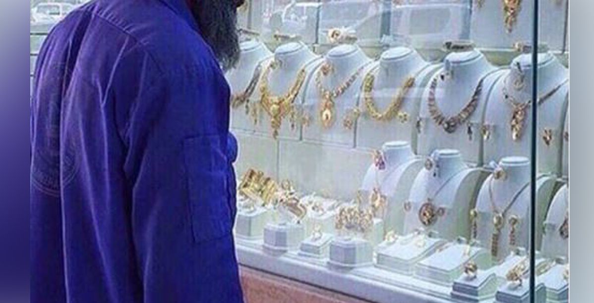 السعوديون يتعاطفون مع عامل نظافة