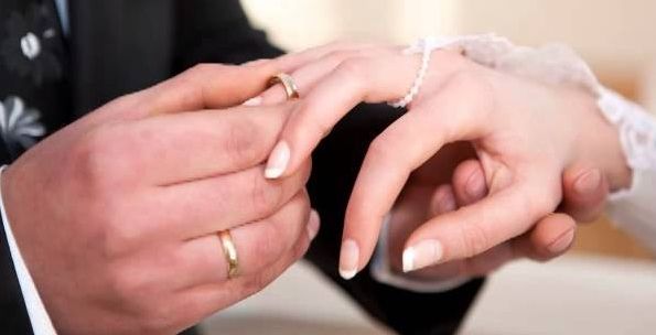 رجل يضرب زوجته في حفل زفافهما