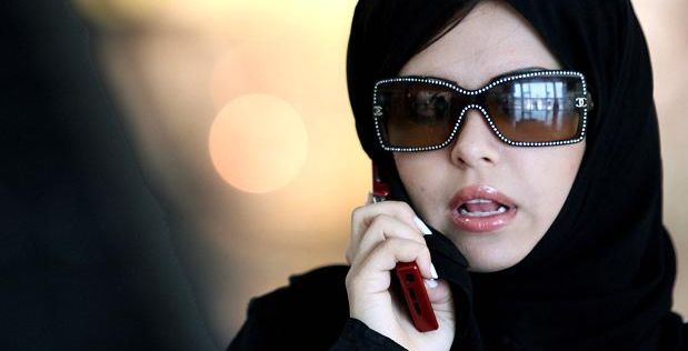 سعودية تتكلم على الهاتف في مول بالرياض (AFP)