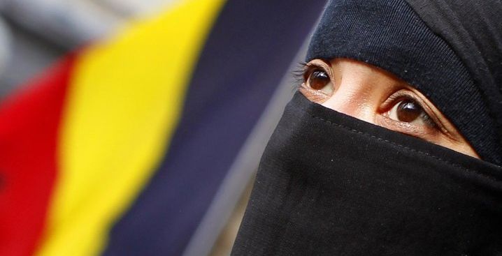 صورة لمنتقبة في بلجيكا تعود إلى العام 2012 (رويترز)