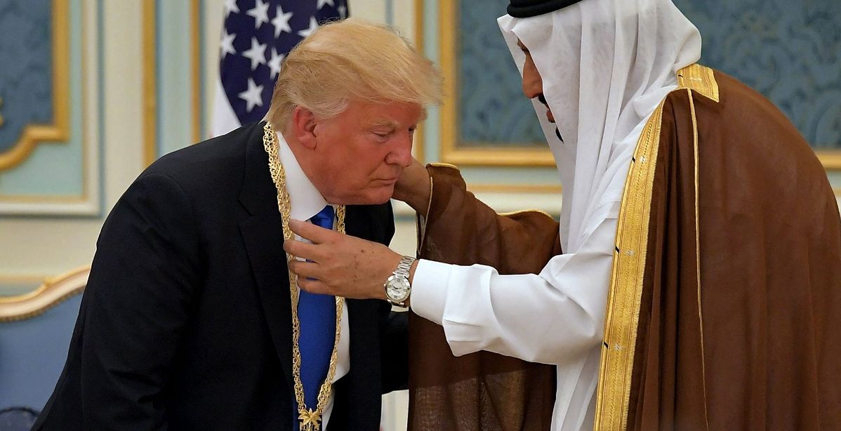الملك سلمان يقلد ترامب وسام الملك عبد العزيز 