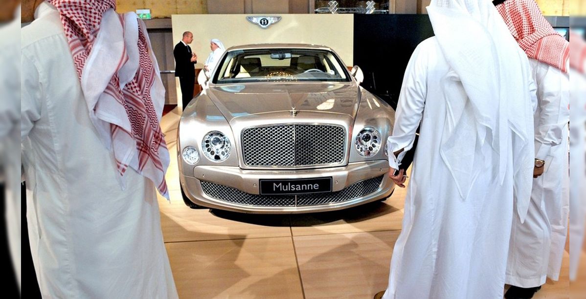 فرض الضرائب على السيارات والملابس