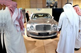 فرض الضرائب على السيارات والملابس