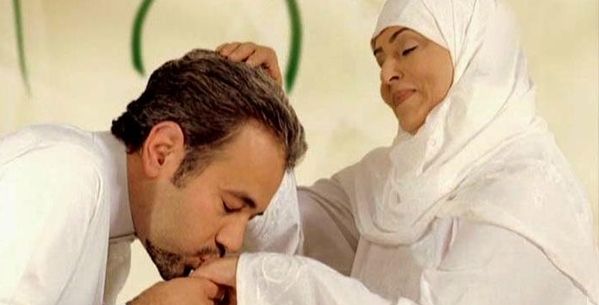 فيديو شاب سعودي يحتفل بوالدته بعد تخرجها من الثانوية