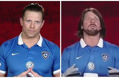 مصارعي wwe يشجعون فريق الهلال ضد الاتحاد