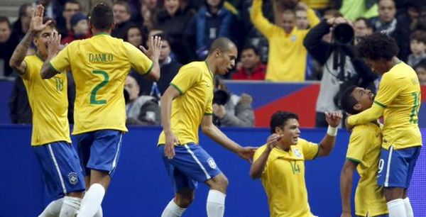 لاعبو المنتخب البرازيلي يحتفلون بالانتصار على فرنسا