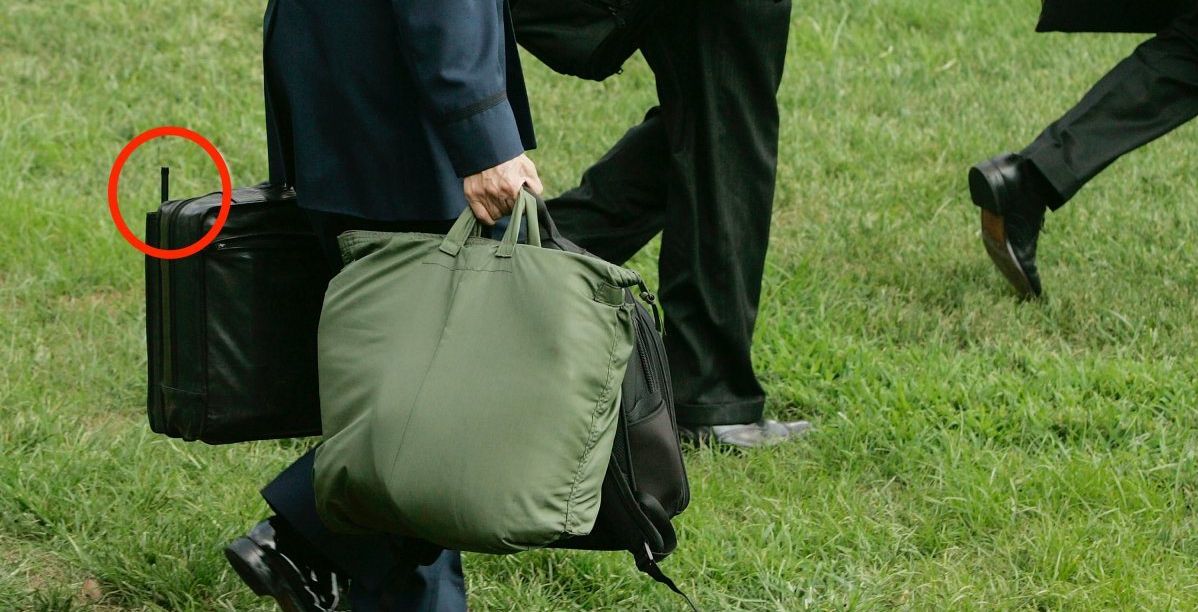الحقيبة التي ترافق رئيس امريكا دائماً