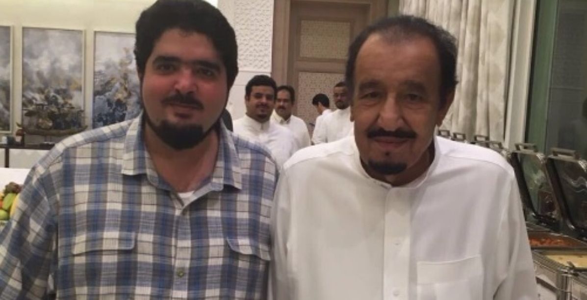 الملك مع الأمير عبد العزيز بن فهد (تويتر/‏@afaaa73)