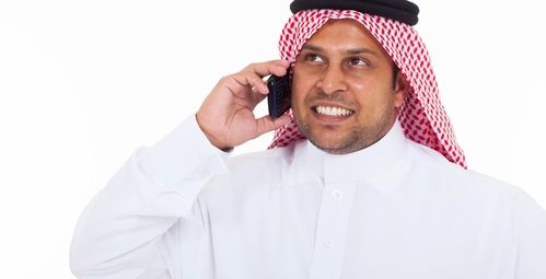يتكلم على الهاتف (Shutterstock)