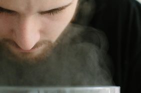 تنظيف البشرة بالبخار