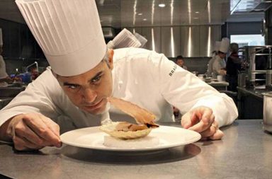 طاه في أحد المطاعم