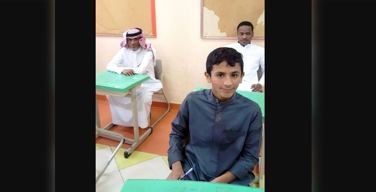 اب يجري الامتحان بجانب ابنه في مكة المكرمة