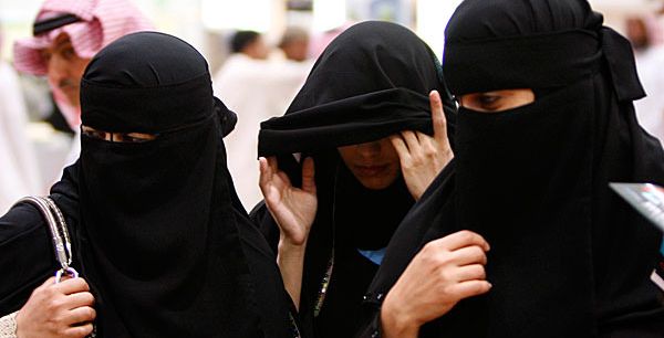 القاء القبض على عصابة فتيات تستدرج الرجال وتسرقهم