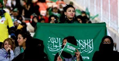 النساء في الملاعب