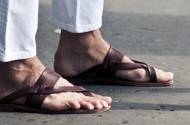 5 نصائح لقدمين نظيفتين عند إنتعال الصندل