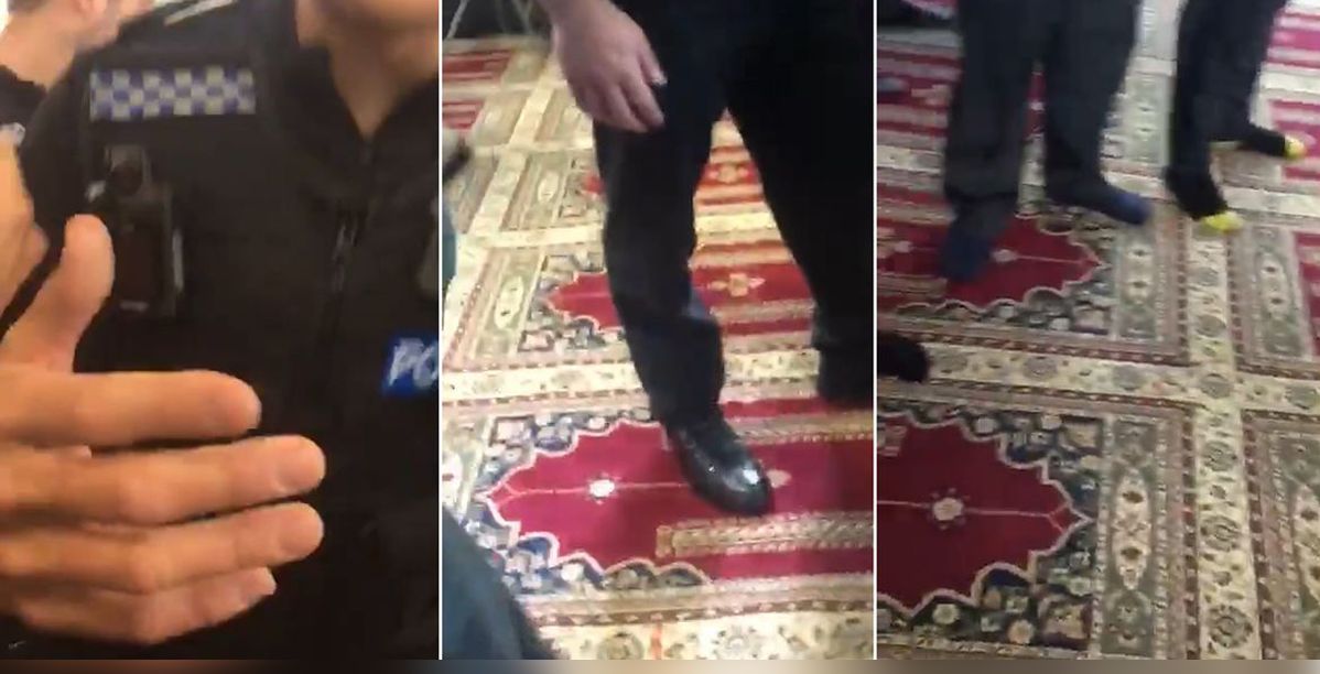رجال الشرطة يدخلون باحذيتهم الى داخل المسجد