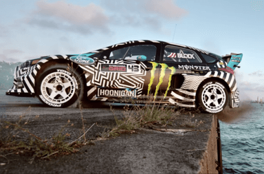 تفحيط كين بلوك بطل جيمخانا في سيارة فورد على حافة الهاوية