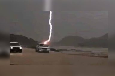 صاعقة في مكة