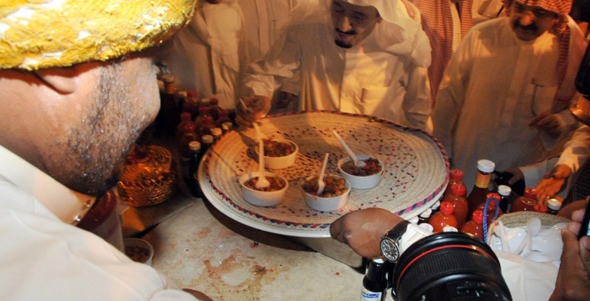 الملك سلمان في أحد شوارع جدة