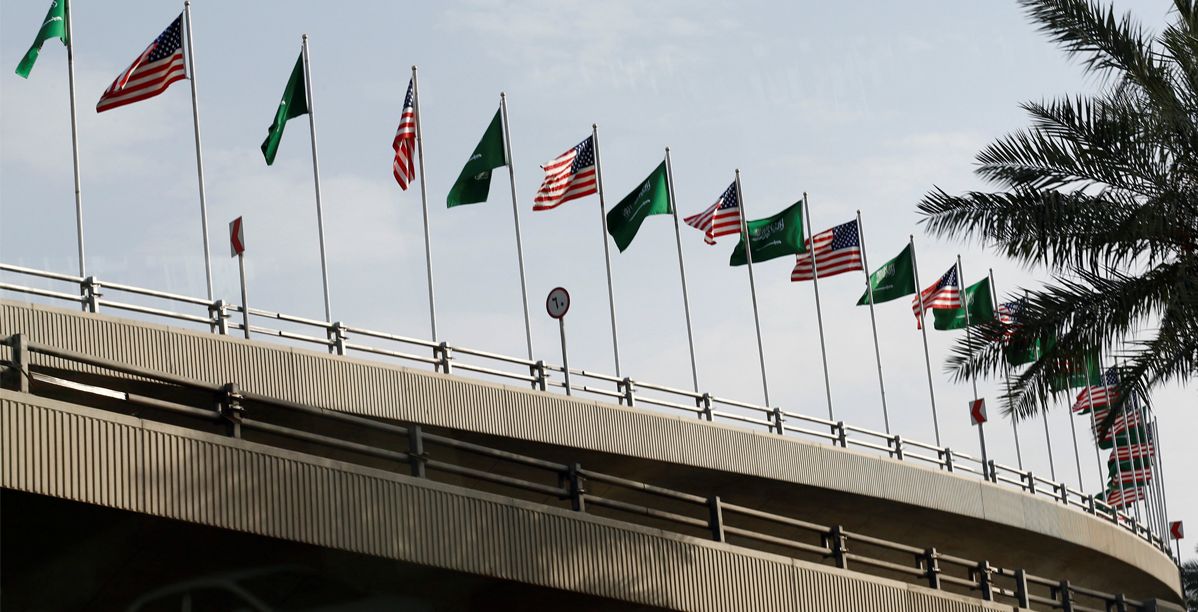 العلم السعودي يرفرف اعلى من العلم الامريكي