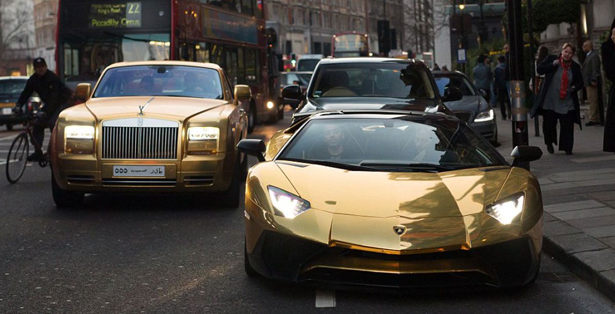 سيارات ذهبية تجول في العاصمة البريطانية