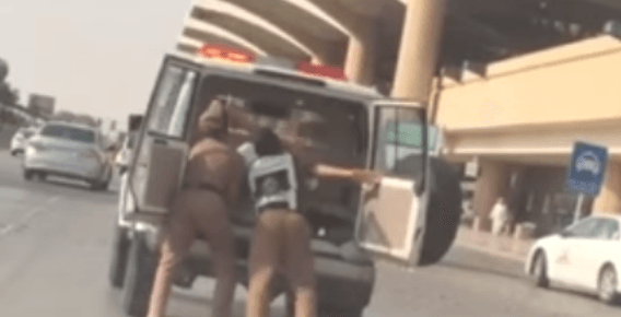 الإشكال بين شرطة المرور وشاب سعودي