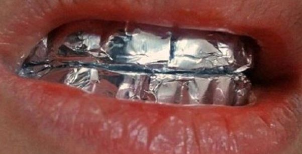 ماذا يحصل عندما تضع ورق الالومنوم على اسنانك؟